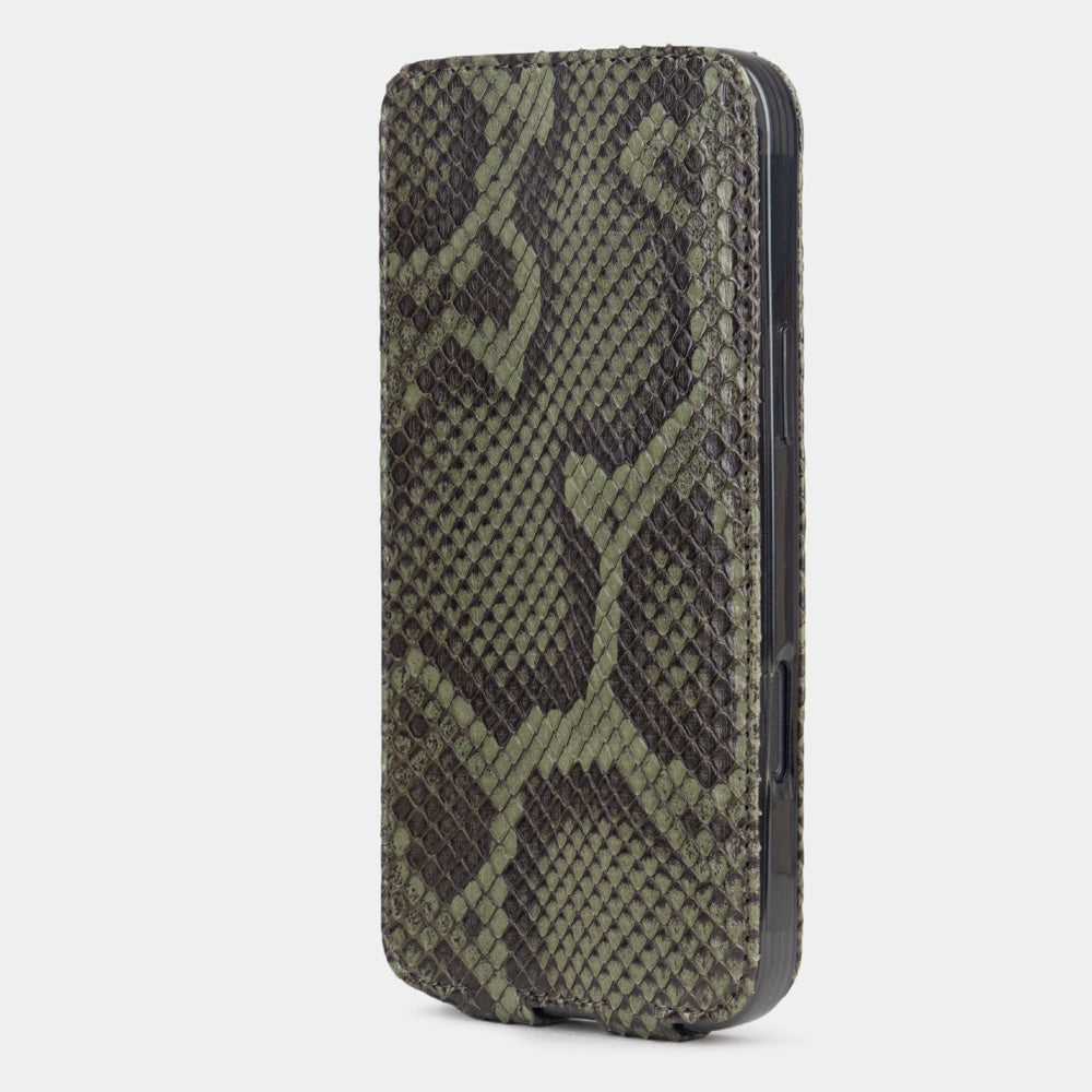Green Python Case iPhone 17 Pro – upright closed view highlighting the magnetic front cover fully protecting the screen, elegant silhouette