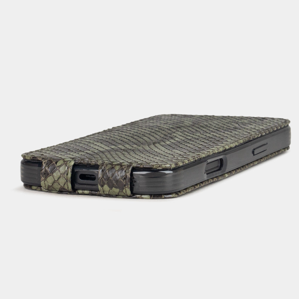 Green Python Case iPhone 17 Pro - flat side view displaying ultra-thin handcrafted design, USB-C port opening and precise edge finishing
